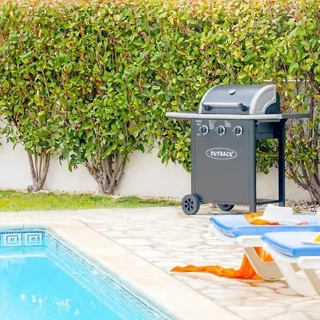 In Sleeps 9 Includes Swimming Pool Air Con And Wifi
