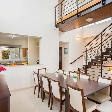 In Sleeps 9 Includes Swimming Pool Air Con And Wifi Villa *