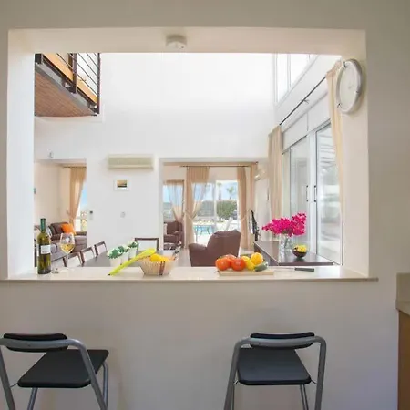 In Sleeps 9 Includes Swimming Pool Air Con And Wifi *