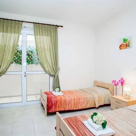 In Sleeps 9 Includes Swimming Pool Air Con And Wifi * Kissonerga