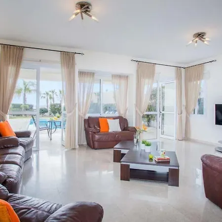 Вилла In Sleeps 9 Includes Swimming Pool Air Con And Wifi