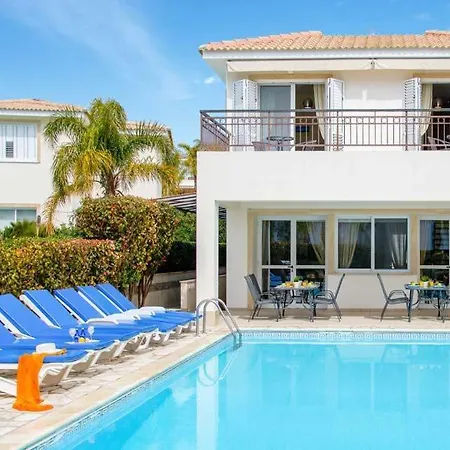 In Sleeps 9 Includes Swimming Pool Air Con And Wifi