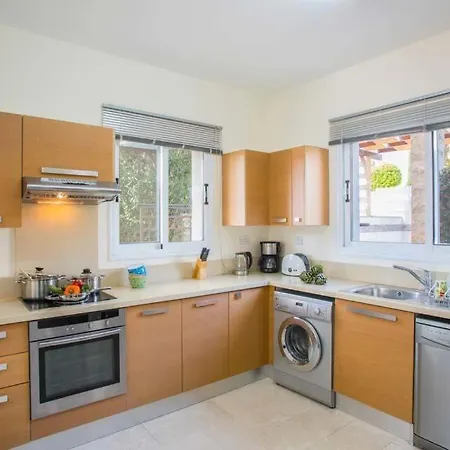 Вилла In Sleeps 9 Includes Swimming Pool Air Con And Wifi