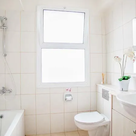 Вилла In Sleeps 9 Includes Swimming Pool Air Con And Wifi *