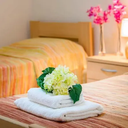 In Sleeps 9 Includes Swimming Pool Air Con And Wifi *